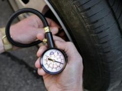 Как проверять давление в шинах