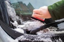 Как очистить автомобиль от заледенелого снега