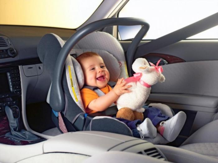 Где безопаснее всего закрепить детское кресло в машине?