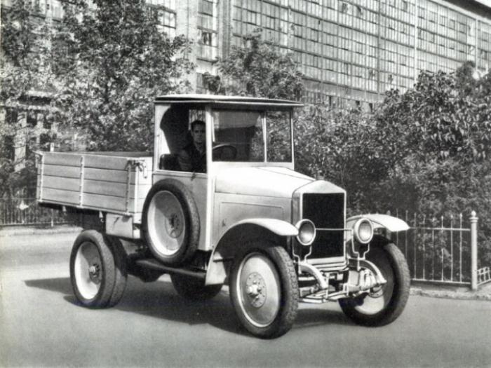 Как называется первый советский автомобиль